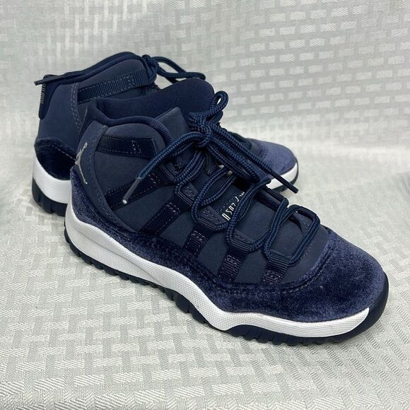 NWOT Kid’s Jordan 11 Retro - Picture 4 of 6